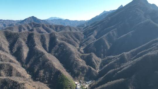 航拍山脉地质公园沟壑峰峦风光雄威高山湖泊