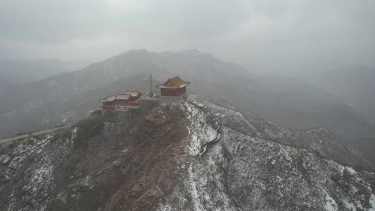 航拍环绕风雪中的威海里口山仙姑顶景区