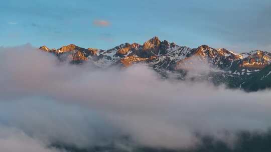 航拍新疆雪山