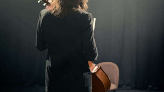 演奏大提琴的年轻音乐家