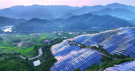 新能源太阳能光伏发电站山坡航拍