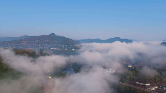 美丽清晨大山云雾