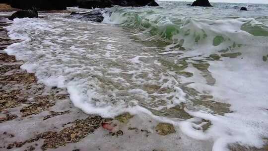 大海滩上的海浪视频