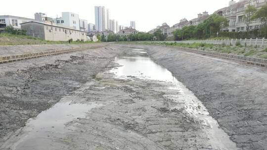 缺水干裂干涸土地裂开河道干枯4K航拍