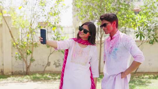 印度夫妇戴着太阳镜在胡里节上自拍