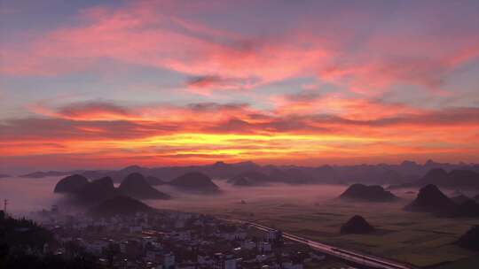 罗平金鸡峰丛油菜花海日出朝霞