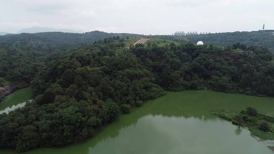 行驶在山林间的车辆航拍