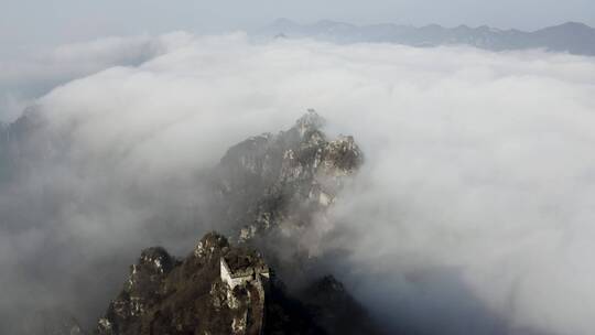 箭扣长城冬季云海翻滚航拍大景观