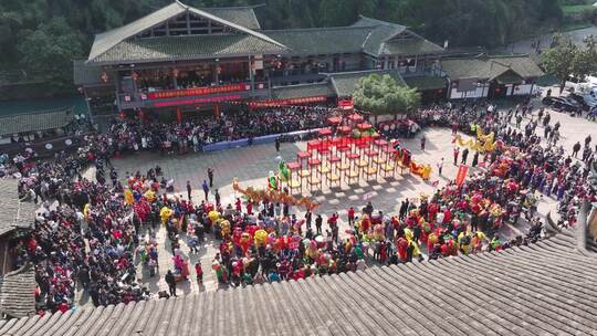 湖南湘西吉首市德夯苗寨春节新年舞狮航拍