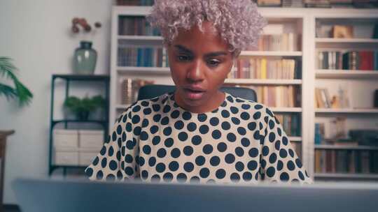 快乐的非裔美国女性使用笔记本电脑找到了她想要的东西