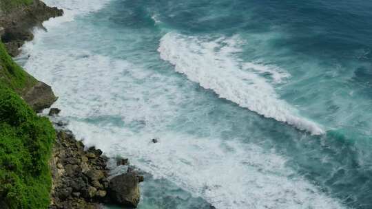 海岸边海浪拍打岩石景观