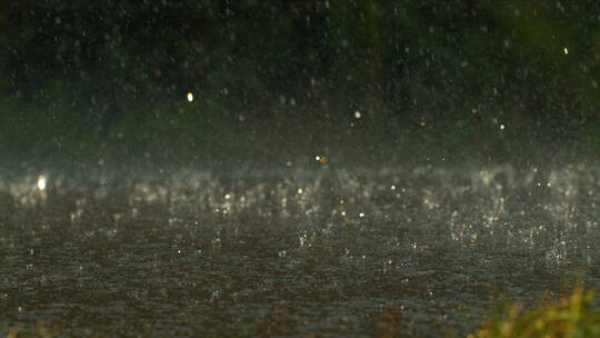 暴雨大雨雨季下雨雨点滴水