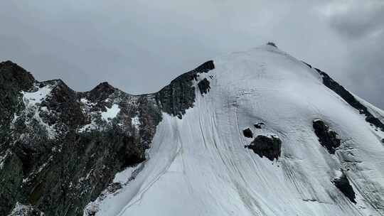 航拍四川甘孜贡嘎山卫峰乌库楚雪山风光