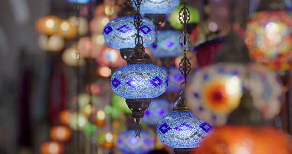 土耳其伊斯坦布尔大巴扎商店里的蓝色灯笼