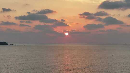 航拍威海国际海水浴场金海湾海上晚霞落日