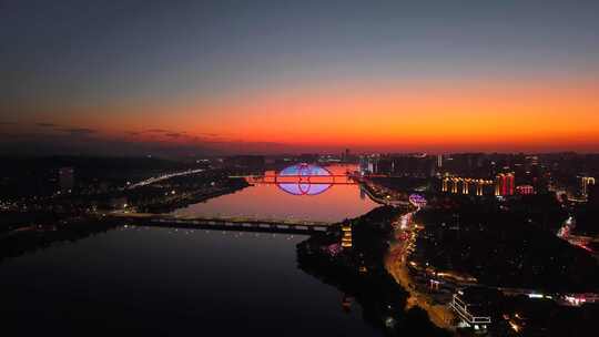 绚丽晚霞下的城市夜景与特色桥梁