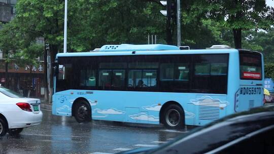 4K 下大雨 斑马线 车流 行人 雨天