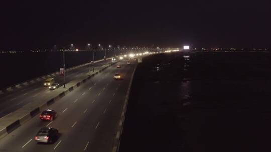 航拍夜间的高速公路