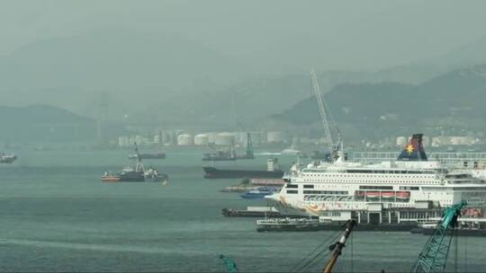 香港港口的繁忙船只交通