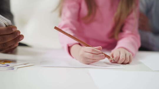 女孩写信和老师一起学习英语
