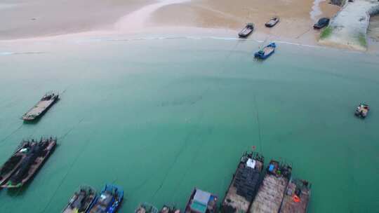 航拍平潭岛海上渔业养殖渔排网箱渔船