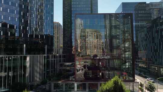 无人机在西雅图市中心摩天大楼的海面上升起，露出屋顶绿地。