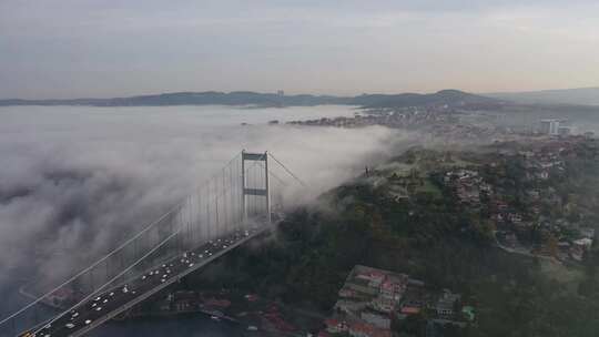 土耳其伊斯坦布尔雾天法提赫·苏丹·穆罕默德大桥的航拍视频。第二博斯普鲁斯海峡08
