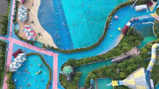 航拍夏天扬州水上乐园游客水上项目