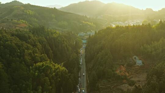 新乡村大山的道路上排对的车辆