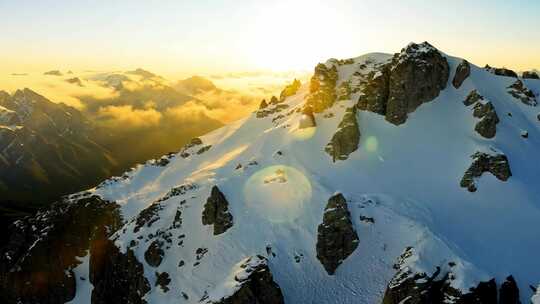 雪山日出日照金山航拍