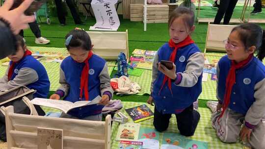 读书节济南小学生参与书本市集