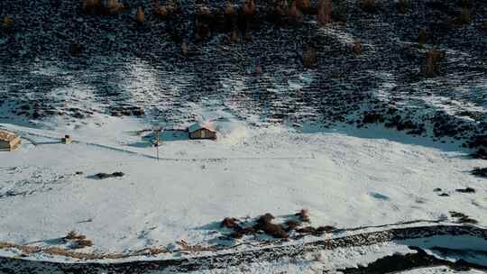 西藏雪地牧场低矮房屋