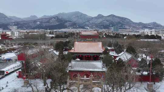 航拍岱庙雪景