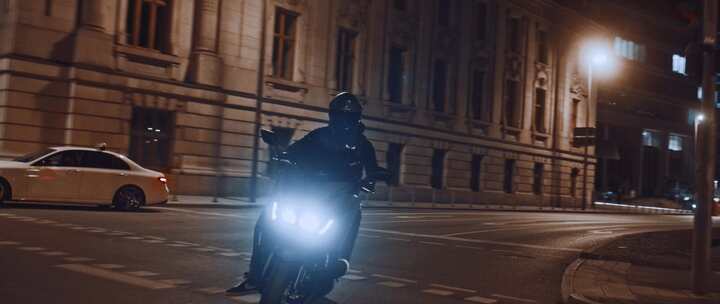 城市中夜间驾驶的摩托车