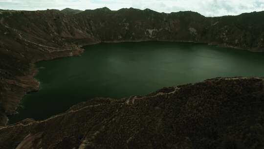 火山口空中的泻湖