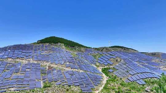 航拍枣庄山亭山体密集太阳能发电组