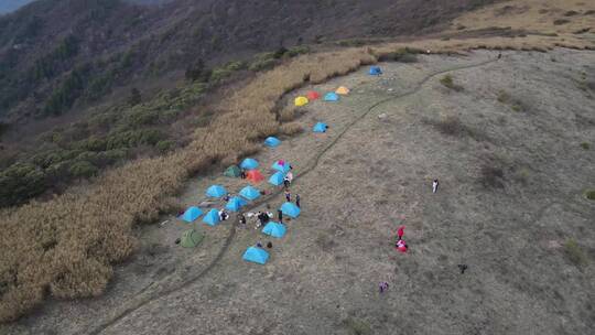 秦岭山顶一群人驴友登山顶风光