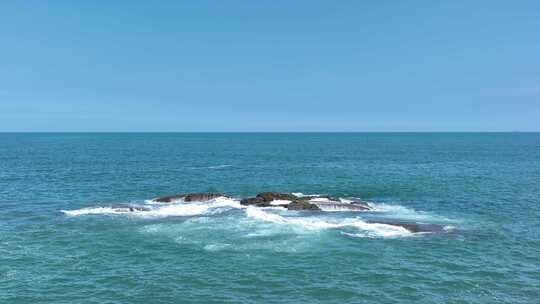 海中礁石航拍海水冲刷礁石潮水海浪拍打岩石