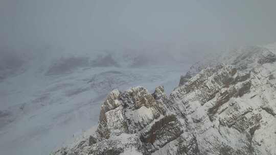 雪山云雾弥漫景象夕阳