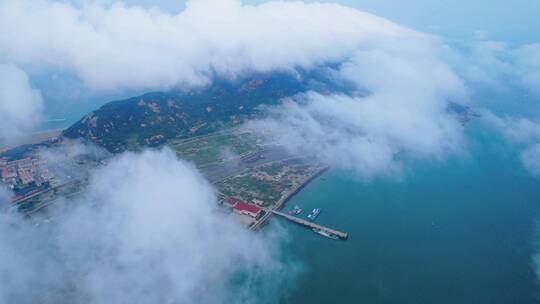 云雾下的海边港口