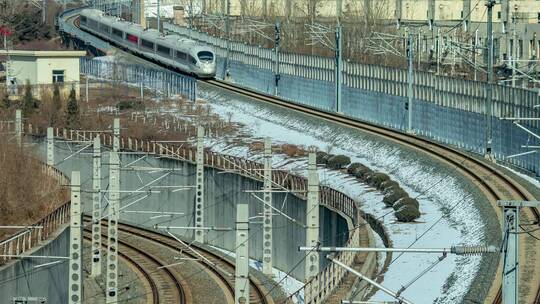 动车高铁和谐号进站出站行使隧道桥梁