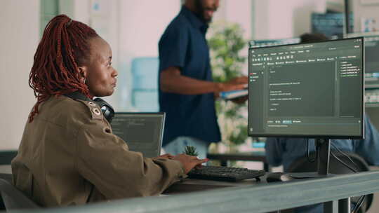 软件开发人员在计算机上键入编程代码