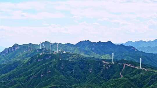 夏季绿色高山蓝天白云与风力发电机组