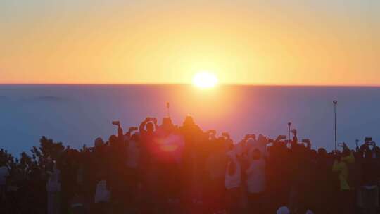 山顶人群观赏日出场景 太子尖日出