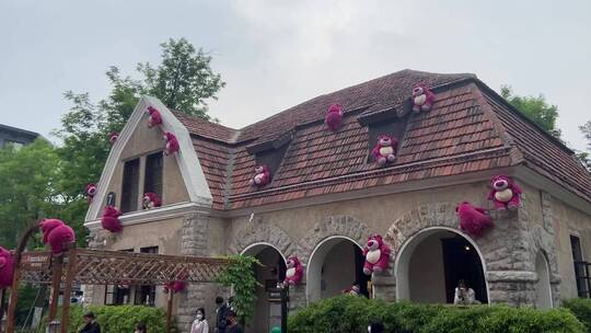 山东济南经三路，老建筑上挂满了粉色草莓熊