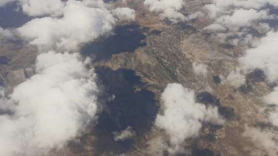 飞机窗外看川藏高原和云海