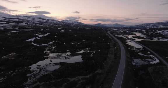 开阔冰冻山谷的两条路