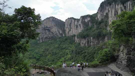 悬崖景区游客游览景观