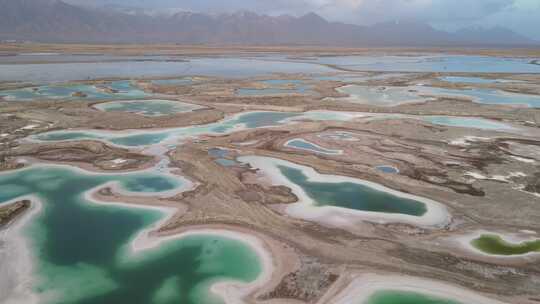 航拍青海翡翠色自然盐湖矿区户外美景景观