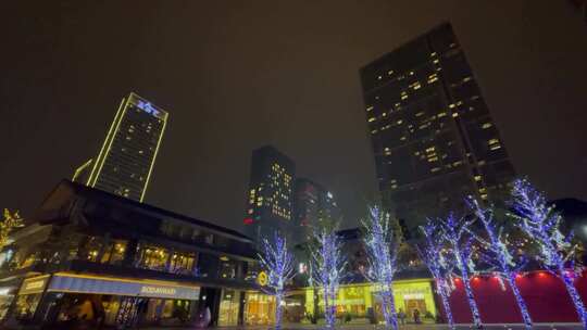 城市高楼夜景摇广场商业街喷泉倒影游客